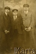 Lata 30., brak miejsca.
Portret trzech mężczyzn.
Fot. NN, zbiory Archiwum Historii Mówionej Ośrodka KARTA i Domu Spotkań z Historią, udostępniła Janina Pawłowska w ramach projektu 