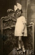 Lata 30., brak miejsca.
Portret dziewczynki z kokardą we włosach.
Fot. NN, zbiory Archiwum Historii Mówionej Ośrodka KARTA i Domu Spotkań z Historią, udostępniła Janina Pawłowska w ramach projektu 