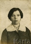 Lata 20., brak miejsca.
Portret kobiety, prawdopodobnie matki Janiny Pawłowskiej.
Fot. NN, zbiory Archiwum Historii Mówionej Ośrodka KARTA i Domu Spotkań z Historią, udostępniła Janina Pawłowska w ramach projektu 