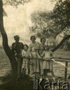Lata 30., brak miejsca.
Zdjęcie na mostku. Janina Pawłowska z matką stoją pierwsze z prawej.
Fot. NN, zbiory Archiwum Historii Mówionej Ośrodka KARTA i Domu Spotkań z Historią, udostępniła Janina Pawłowska w ramach projektu 