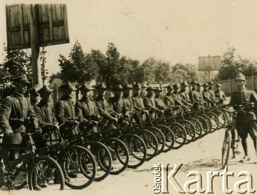 Lata 30., brak miejsca.
Pododdział cyklistów Wojska Polskiego.
Fot. NN, zbiory Archiwum Historii Mówionej Ośrodka KARTA i Domu Spotkań z Historią, udostępniła Janina Pawłowska w ramach projektu 