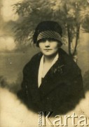 Lata 20., brak miejsca.
Portret kobiety w kapeluszu.
Fot. NN, zbiory Archiwum Historii Mówionej Ośrodka KARTA i Domu Spotkań z Historią, udostępniła Janina Pawłowska w ramach projektu 