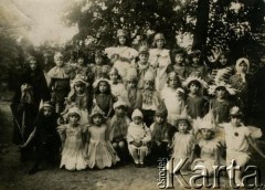 Lata 30., brak miejsca.
Zdjęcie grupowe dzieci biorących udział w przedstawieniu teatralnym.
Fot. NN, zbiory Archiwum Historii Mówionej Ośrodka KARTA i Domu Spotkań z Historią, udostępniła Janina Pawłowska w ramach projektu 