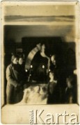 Brak daty, brak miejsca.
Uroczystość pogrzebowa. Fotografia z archiwum rodzinnego Janiny Pawłowskiej.
Fot. NN, zbiory Archiwum Historii Mówionej Ośrodka KARTA i Domu Spotkań z Historią, udostępniła Janina Pawłowska w ramach projektu 