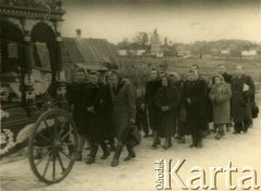 Lata 40., Litewska SRR, ZSRR.
Kondukt żałobny. Prawdopodobnie pogrzeb matki Janiny Pawłowskiej.
Fot. NN, zbiory Archiwum Historii Mówionej Ośrodka KARTA i Domu Spotkań z Historią, udostępniła Janina Pawłowska w ramach projektu 