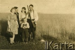 Lata 50., Stołpienięta, Białoruska SRR, ZSRR.
Portret grupy osób. 2. z prawej Zofia Mackiewicz z d. Maciesowicz, 2. z lewej Henryk Mackiewicz, mąż Zofii Mackiewicz.
Fot. NN, zbiory Archiwum Historii Mówionej Ośrodka KARTA i Domu Spotkań z Historią, udostępniła Zofia Mackiewicz w ramach projektu 