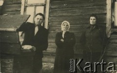 Lata 50., Żeladź (Żukojnie Żeladzkie), Białoruska SRR, ZSRR.
Zofia Maciesowicz (Mackiewicz) (z prawej) ze swoją matką, Weroniką Maciesowicz z d. Salmanowicz. Przy ulu stoi Henryk Mackiewicz, mąż Zofii Maciesowicz.
Fot. NN, zbiory Archiwum Historii Mówionej Ośrodka KARTA i Domu Spotkań z Historią, udostępniła Zofia Mackiewicz w ramach projektu 