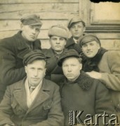 3.03.1949, Świr, pow. Miadzioł, Białoruska SRR, ZSRR.
Henryk Mackiewicz (1. z prawej u góry) z kolegami.
Fot. NN, zbiory Archiwum Historii Mówionej Ośrodka KARTA i Domu Spotkań z Historią, udostępniła Zofia Mackiewicz w ramach projektu 