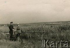 Lata 50., Stołpienięta, Białoruska SRR, ZSRR.
Henryk Mackiewicz (z lewej), mąż Zofii Mackiewicz z kolegą.
Fot. NN, zbiory Archiwum Historii Mówionej Ośrodka KARTA i Domu Spotkań z Historią, udostępniła Zofia Mackiewicz w ramach projektu 