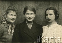 1942, wieś Świr, pow. Miadzioł, Białoruska SRR, ZSRR.
Portret kobiet. Od lewej: Regina Janowicz, Zofia Mackiewicz z d. Maciesowicz, Helena Zusin.
Fot. NN, zbiory Archiwum Historii Mówionej Ośrodka KARTA i Domu Spotkań z Historią, udostępniła Zofia Mackiewicz w ramach projektu 