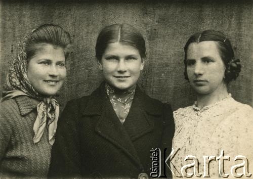 1942, wieś Świr, pow. Miadzioł, Białoruska SRR, ZSRR.
Portret kobiet. Od lewej: Regina Janowicz, Zofia Mackiewicz z d. Maciesowicz, Helena Zusin.
Fot. NN, zbiory Archiwum Historii Mówionej Ośrodka KARTA i Domu Spotkań z Historią, udostępniła Zofia Mackiewicz w ramach projektu 