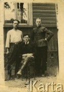 Ok. 1948, wieś Świr, pow. Miadzioł, Białoruska SRR, ZSRR.
Henryk Mackiewicz (w środku), mąż Zofii Maciesowicz z kolegami.
Fot. NN, zbiory Archiwum Historii Mówionej Ośrodka KARTA i Domu Spotkań z Historią, udostępniła Zofia Mackiewicz w ramach projektu 