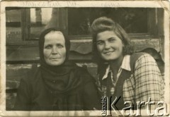 1948, Żeladź (Żukojnie Żeladzkie), Białoruska SRR, ZSRR.
Zofia Maciesowicz (z prawej) i jej matka - Weronika Maciesowicz z d. Salmanowicz.
Fot. NN, zbiory Archiwum Historii Mówionej Ośrodka KARTA i Domu Spotkań z Historią, udostępniła Zofia Mackiewicz w ramach projektu 