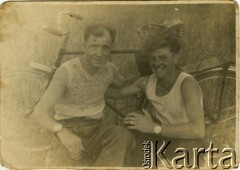 16.07.1947, Stołpienięta, Białoruska SRR, ZSRR.
Henryk Mackiewicz (z prawej) z wujem Edwardem.
Fot. NN, zbiory Archiwum Historii Mówionej Ośrodka KARTA i Domu Spotkań z Historią, udostępniła Zofia Mackiewicz w ramach projektu 