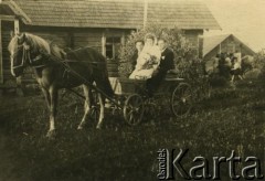 1948, Świr, pow. Miadzioł, Białoruska SRR, ZSRR.
Zofia i Henryk Mackiewiczowie w dniu ślubu na dorożce.
Fot. NN, zbiory Archiwum Historii Mówionej Ośrodka KARTA i Domu Spotkań z Historią, udostępniła Zofia Mackiewicz w ramach projektu 