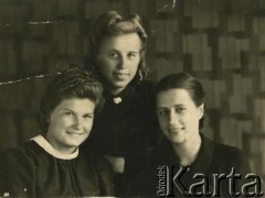 23.06.1945, Wilno, Litewska SRR, ZSRR.
Zofia Maciesowicz (1. z lewej) z koleżankami: z prawej Józefa Zusina, w środku Zofia Zusina.
Fot. NN, zbiory Archiwum Historii Mówionej Ośrodka KARTA i Domu Spotkań z Historią, udostępniła Zofia Mackiewicz w ramach projektu 