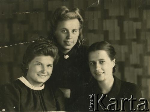23.06.1945, Wilno, Litewska SRR, ZSRR.
Zofia Maciesowicz (1. z lewej) z koleżankami: z prawej Józefa Zusina, w środku Zofia Zusina.
Fot. NN, zbiory Archiwum Historii Mówionej Ośrodka KARTA i Domu Spotkań z Historią, udostępniła Zofia Mackiewicz w ramach projektu 