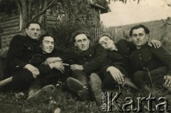 Lata 40, Świr, pow. Miadzioł, Białoruska SRR, ZSRR.
Henryk Mackiewicz (1. z lewej), mąż Zofii Maciesowicz z kolegami.
Fot. NN, zbiory Archiwum Historii Mówionej Ośrodka KARTA i Domu Spotkań z Historią, udostępniła Zofia Mackiewicz w ramach projektu 