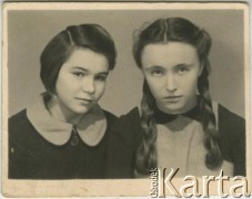 Lata 40., Wilno, Litewska SRR, ZSRR.
Longina Anpowska (po lewej) z koleżanką.
Fot. NN, zbiory Archiwum Historii Mówionej Ośrodka KARTA i Domu Spotkań z Historią, udostępniła Longina Anpowska w ramach projektu 