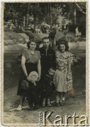 Koniec lat 50., Wilno, Litewska SRR, ZSRR.
Longina Anpowska (1. z prawej) wraz z mężem, koleżanką i dziećmi.
Fot. NN, zbiory Archiwum Historii Mówionej Ośrodka KARTA i Domu Spotkań z Historią, udostępniła Longina Anpowska w ramach projektu 