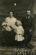 1924, Wilno, Polska.
Rodzice Heleny Borejko - Teresa i Piotr Tyszko z dziećmi (bratem i siostrą Heleny Borejko).
Fot. NN, zbiory Archiwum Historii Mówionej Ośrodka KARTA i Domu Spotkań z Historią, udostępniła Helena Borejko w ramach projektu 