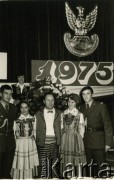 1975, Polska.
Jan Skrobot (3. od lewej) wraz z zespołem Pieśni i Tańca „Wilia” na koncercie.
Fot. NN, zbiory Archiwum Historii Mówionej Ośrodka KARTA i Domu Spotkań z Historią, udostępnił Jan Skrobot w ramach projektu 