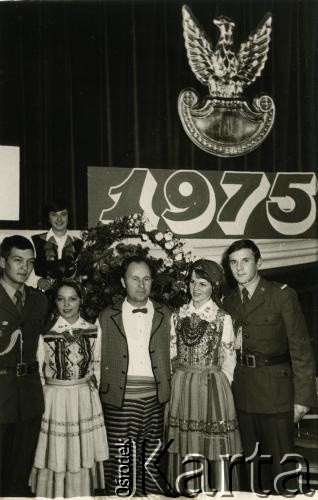 1975, Polska.
Jan Skrobot (3. od lewej) wraz z zespołem Pieśni i Tańca „Wilia” na koncercie.
Fot. NN, zbiory Archiwum Historii Mówionej Ośrodka KARTA i Domu Spotkań z Historią, udostępnił Jan Skrobot w ramach projektu 