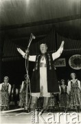 Lata 80., Polska.
Jan Skrobot na koncercie z Zespołem Pieśni i Tańca „Wilia”.
Fot. NN, zbiory Archiwum Historii Mówionej Ośrodka KARTA i Domu Spotkań z Historią, udostępnił Jan Skrobot w ramach projektu 