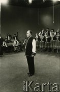 1989, Koszalin, Polska.
Jan Skrobot na koncercie wraz z Zespołem Pieśni i Tańca „Wilia”.
Fot. NN, zbiory Archiwum Historii Mówionej Ośrodka KARTA i Domu Spotkań z Historią, udostępnił Jan Skrobot w ramach projektu 
