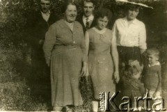 Lata 60., Litewska SRR, ZSRR.
Ludwika Januszkiewicz (w środku) z rodziną. 1. z lewej prawdopodobnie Aniela z d. Rynkiewicz, matka Ludwiki Januszkiewicz.
Fot. NN, zbiory Archiwum Historii Mówionej Ośrodka KARTA i Domu Spotkań z Historią, udostępniła Ludwika Januszkiewicz w ramach projektu 