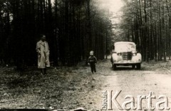 Lata 50./60., Litewska SRR, ZSRR.
Ludwika Januszkiewicz (z d. Andruszkiewicz) (z prawej) z dzieckiem w lesie.
Fot. NN, zbiory Archiwum Historii Mówionej Ośrodka KARTA i Domu Spotkań z Historią, udostępniła Ludwika Januszkiewicz w ramach projektu 