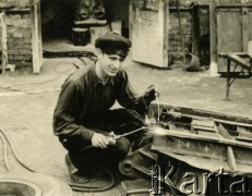 Lata 50./60., Wilno, Litewska SRR, ZSRR.
Ryszard Januszkiewicz, mąż Ludwiki Januszkiewicz z d. Andruszkiewicz) podczas pracy.
Fot. NN, zbiory Archiwum Historii Mówionej Ośrodka KARTA i Domu Spotkań z Historią, udostępniła Ludwika Januszkiewicz w ramach projektu 