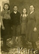 Brak daty, brak miejsca.
Grupa osób. Fotografia ze zbioru prywatnego Ludwiki Januszkiewicz.
Fot. NN, zbiory Archiwum Historii Mówionej Ośrodka KARTA i Domu Spotkań z Historią, udostępniła Ludwika Januszkiewicz w ramach projektu 
