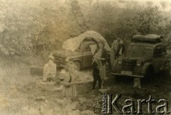 Lata 50./60., Litewska SRR, ZSRR.
Ludwika Januszkiewicz (z d. Andruszkiewicz) (z prawej) z mężem Ryszardem (siedzi 1. z prawej) i rodziną na wakacjach.
Fot. NN, zbiory Archiwum Historii Mówionej Ośrodka KARTA i Domu Spotkań z Historią, udostępniła Ludwika Januszkiewicz w ramach projektu 