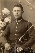 Przed 1939, brak miejsca.
Portret kaprala Wojska Polskiego.
Fot. NN, zbiory Archiwum Historii Mówionej Ośrodka KARTA i Domu Spotkań z Historią, udostępniła Ludwika Januszkiewicz w ramach projektu 