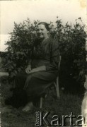 Lata 60., Litewska SRR, ZSRR.
Portret kobiety w plenerze. Prawdopodobnie Aniela z d. Rynkiewicz, matka Ludwiki Januszkiewicz z d. Andruszkiewicz.
Fot. NN, zbiory Archiwum Historii Mówionej Ośrodka KARTA i Domu Spotkań z Historią, udostępniła Ludwika Januszkiewicz w ramach projektu 