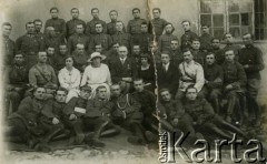 Początek lat 20., brak miejsca.
Zdjęcie grupowe żołnierzy Wojska Polskiego. 1. z prawej w ostatnim rzędzie prawdopodobnie Roman Samoszuk. W centralnym punkcie cywil z dwukrotnym Krzyżem Walecznych oraz odznaką I Brygady „Za wierną służbę”. Pierwszych dwóch z lewej, z siedzących – podporucznicy z baretkami Orderu Virtuti Militari (pierwszy także Krzyża Walecznych). Pozostali oficerowie i podoficerowie kawalerii.
Fot. NN, zbiory Archiwum Historii Mówionej Ośrodka KARTA i Domu Spotkań z Historią, udostępniła Maria Magalińska w ramach projektu 