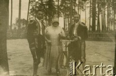 Przed 1939, brak miejsca.
Portret kobiety z akrobatami, prawdopodobnie braćmi Ireny Samoszuk z domu Brzezina.
Fot. NN, zbiory Archiwum Historii Mówionej Ośrodka KARTA i Domu Spotkań z Historią, udostępniła Maria Magalińska w ramach projektu 