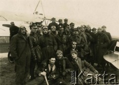 Druga połowa lat 20., brak miejsca.
Prawdopodobnie instruktorzy i uczniowie ze szkoły lotniczej w Bydgoszczy przy samolocie szkolnym Morane-Saulnier MS.35.
Fot. NN, zbiory Archiwum Historii Mówionej Ośrodka KARTA i Domu Spotkań z Historią, udostępniła Maria Magalińska w ramach projektu 
