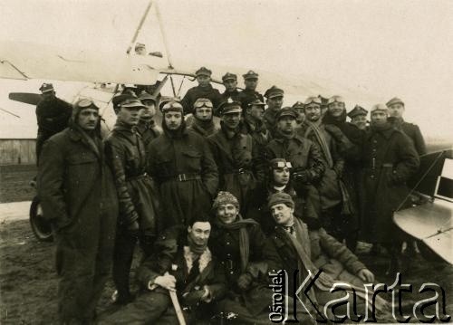 Druga połowa lat 20., brak miejsca.
Prawdopodobnie instruktorzy i uczniowie ze szkoły lotniczej w Bydgoszczy przy samolocie szkolnym Morane-Saulnier MS.35.
Fot. NN, zbiory Archiwum Historii Mówionej Ośrodka KARTA i Domu Spotkań z Historią, udostępniła Maria Magalińska w ramach projektu 