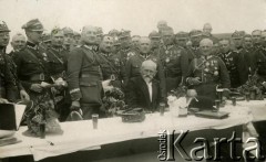 1923 -1926, brak miejsca.
Prezydent RP Stanisław Wojciechowski w otoczeniu oficerów Wojska Polskiego. Trzeci z prawej gen. dyw. inspektor armii Leonard Skierski; drugi na lewo od Prezydenta gen. bryg. Józef Rybak; na lewo od Skierskiego gen. dyw. Władysław Jung.
Fot. NN, zbiory Archiwum Historii Mówionej Ośrodka KARTA i Domu Spotkań z Historią, udostępniła Maria Magalińska w ramach projektu 