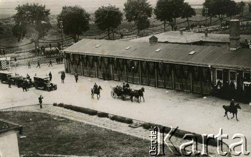1922-1926, brak miejsca.
Przyjazd prezydenta RP Stanisława Wojciechowskiego do koszar wojskowych najprawdopodobniej pułku kawalerii.
Fot. NN, zbiory Archiwum Historii Mówionej Ośrodka KARTA i Domu Spotkań z Historią, udostępniła Maria Magalińska w ramach projektu 