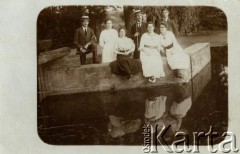 Lata 20., Brzeżany, woj. tarnopolskie, Polska.
Fotografia rodzinna nad stawem w Brzeżanach.
Fot. NN, zbiory Archiwum Historii Mówionej Ośrodka KARTA i Domu Spotkań z Historią, udostępniła Maria Magalińska w ramach projektu 