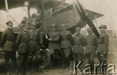 Druga połowa lat 20., prawdopodobnie Bydgoszcz, woj. poznańskie, Polska.
Kadra instruktorska przed samolotem rozpoznawczo-bombowym Potez XV. Na płacie samolotu por. pil. Franciszek Żwirko.
Fot. NN, zbiory Archiwum Historii Mówionej Ośrodka KARTA i Domu Spotkań z Historią, udostępniła Maria Magalińska w ramach projektu 
