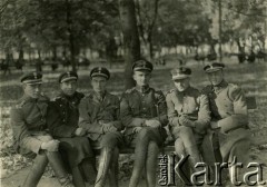 Ok. 1919, brak miejsca.
Zdjęcie grupowe oficerów Wojska Polskiego. 2. z prawej Stanisław Brzezina, 3. z prawej pułkownik Aleksander Serednicki.
Fot. NN, zbiory Archiwum Historii Mówionej Ośrodka KARTA i Domu Spotkań z Historią, udostępniła Maria Magalińska w ramach projektu 