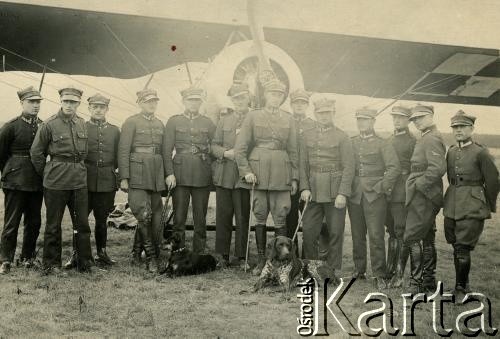 1925-1928, prawdopodobnie Bydgoszcz, woj. poznańskie, Polska.
Kadra instruktorska przed samolotem szkolnym produkcji francuskiej Morane-Saulnier MS.35. 4. od prawej stoi por. pil. Franciszek Żwirko.
Fot. NN, zbiory Archiwum Historii Mówionej Ośrodka KARTA i Domu Spotkań z Historią, udostępniła Maria Magalińska w ramach projektu 