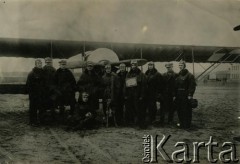 1925-1928, prawdopodobnie Bydgoszcz, woj. poznańskie, Polska.
Kadra instruktorska przed samolotem szkolnym produkcji fracuskiej Caudron G. III. W środku, z psem, stoi por. pil. Franciszek Żwirko.
Fot. NN, zbiory Archiwum Historii Mówionej Ośrodka KARTA i Domu Spotkań z Historią, udostępniła Maria Magalińska w ramach projektu 