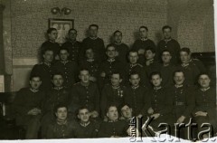 Przed 1927, brak miejsca.
Zdjęcie grupowe pilotów z 1. Pułku Lotniczego. W 1. rzedzie leży sierż. pil. Wacław Brzezina. 
Fot. NN, zbiory Archiwum Historii Mówionej Ośrodka KARTA i Domu Spotkań z Historią, udostępniła Maria Magalińska w ramach projektu 