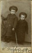 Lata 20., Łódź, woj. łódzkie, Polska.
Portret dzieci. Fotografia wykonana w atelier fotograficznym 