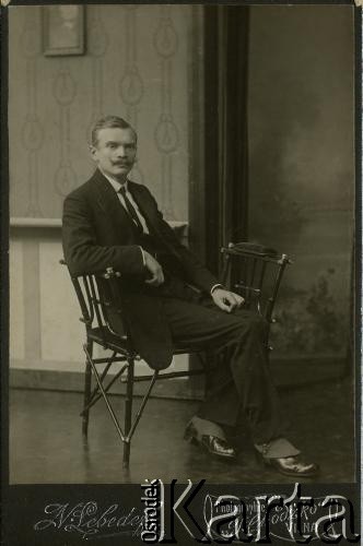 Lata 30., Wilno, woj. wileńskie, Polska
Portret mężczyzny wykonany przez N. Lebedeffa w atelier fotograficznym 